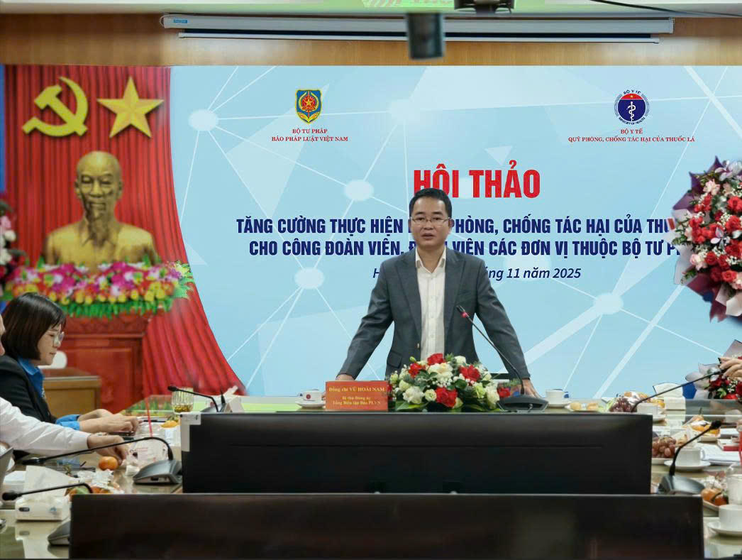 TS. Vũ Hoài Nam - Tổng biên tập Báo Pháp luật Việt Nam phát biểu tại Hội thảo.