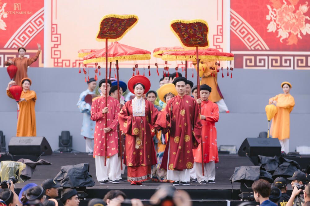 Lễ hội Việt phục - "Bách Hoa Hỷ Sự" do thương hiệu Bảo Tín Mạnh Hải phối hợp cùng Bộ Văn Hóa, UBND Thành Phố Hà Nội, Đài truyền hình Việt Nam và VCCorp tổ chức.
