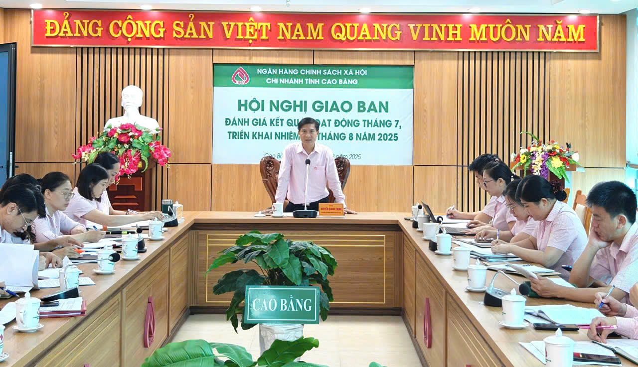 Ông Nguyễn Quang Thịnh - Bí thư Chi bộ Đảng, Giám đốc NHCSXH tỉnh Cao Bằng chủ trì họp giao ban hàng tháng.