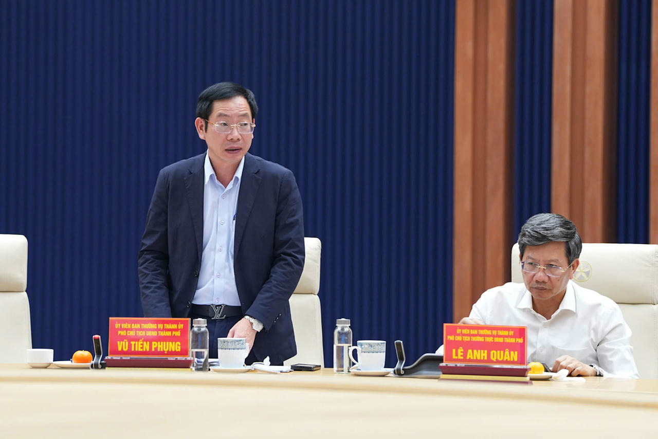 Phó Chủ tịch UBND TP Vũ Tiến Phụng phát biểu tại hội nghị&nbsp;