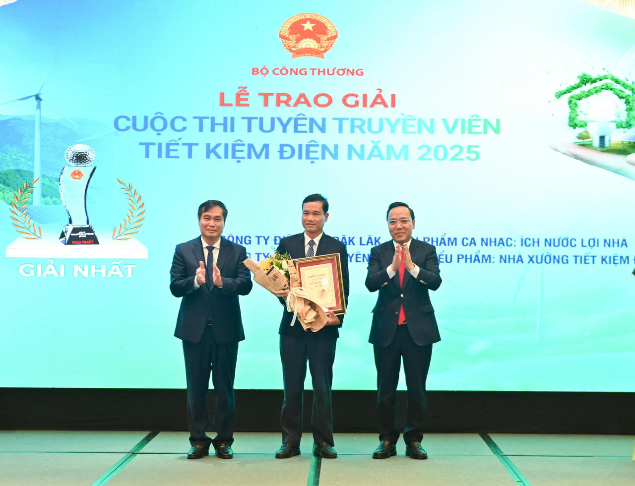 Trao giải cuộc thi 'Tuyên truyền viên Tiết kiệm điện' năm 2025