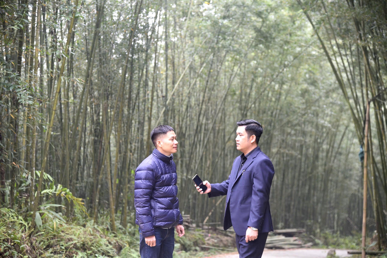 Anh Phạm Văn Đăng trả lời phỏng vấn PV Báo PLVN. (Ảnh: Thanh Tùng)