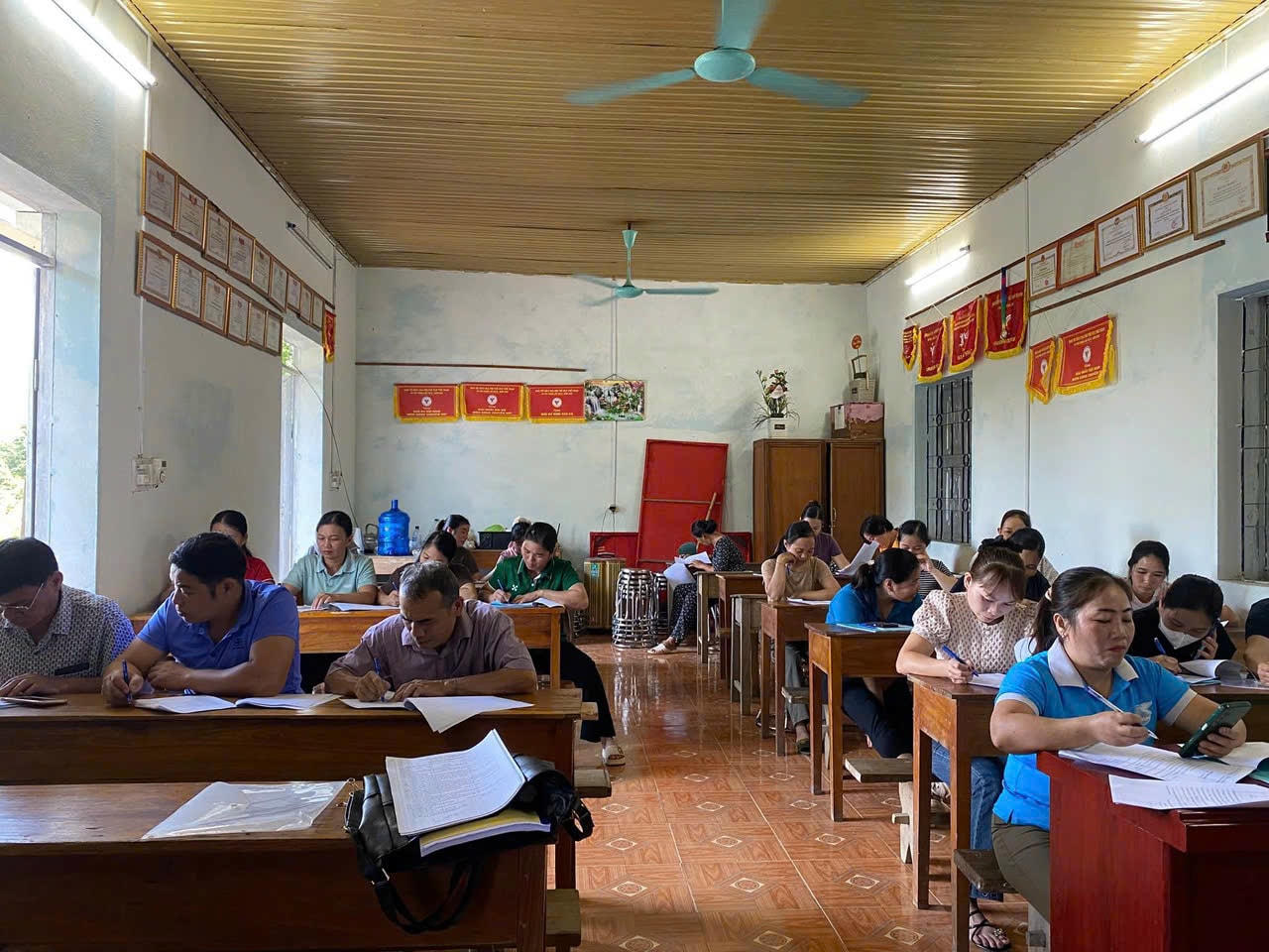 Các lớp đào tạo nghề thu hút sự tham gia của đông đảo học viên.