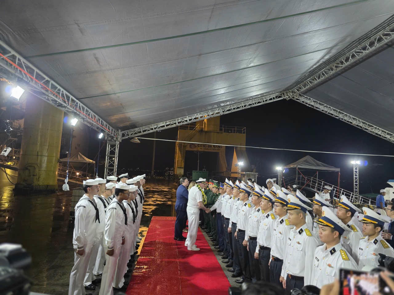 Cảng Đà Nẵng đón siêu hạm USS Tripoli của Hải quân Mỹ 