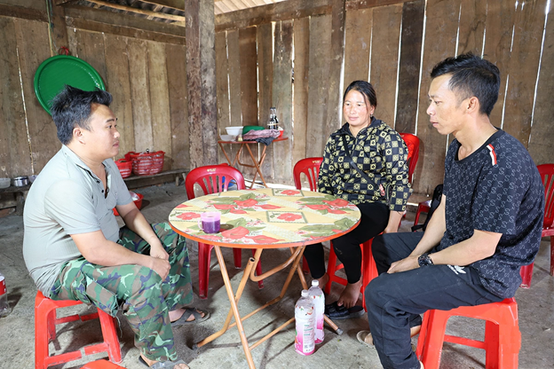 Trưởng thôn Tân Hợi đến tuyên truyền về hệ lụy của tảo hôn và kết hôn cận huyết với người dân trong thôn.