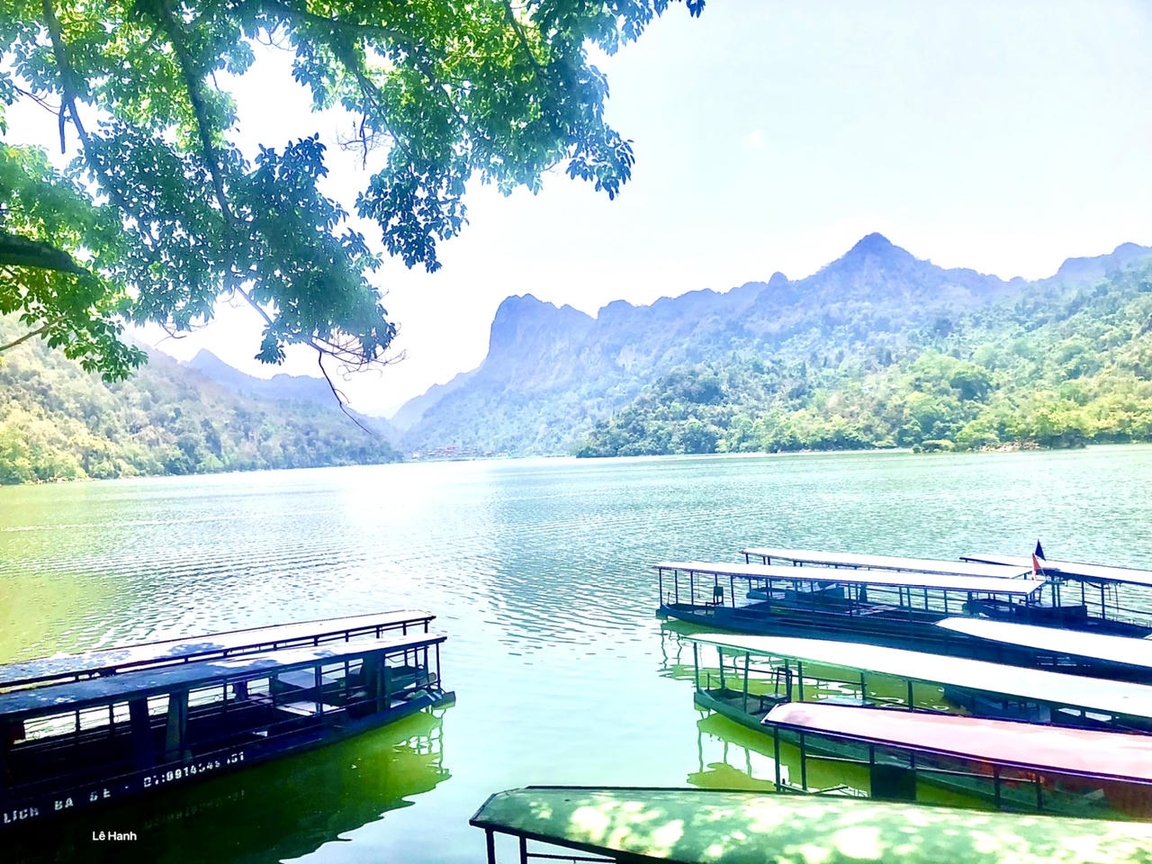 Hồ Ba Bể trong xanh như một viên ngọc giữa rừng. (Ảnh: Lê Hanh)