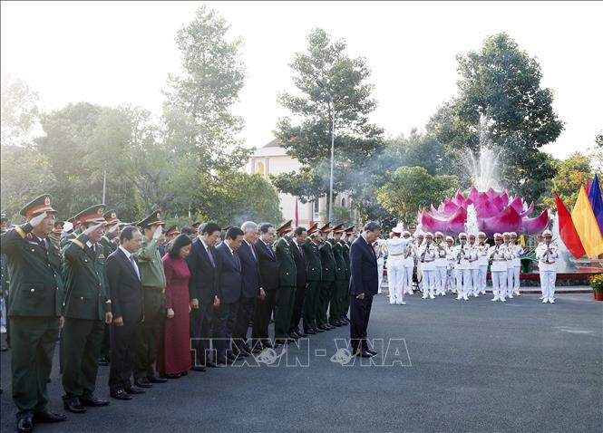 Tổng Bí thư Tô Lâm và các đại biểu dâng hoa, dâng hương tại Tượng đài Chiến thắng. Ảnh: Thống Nhất/TTXVN