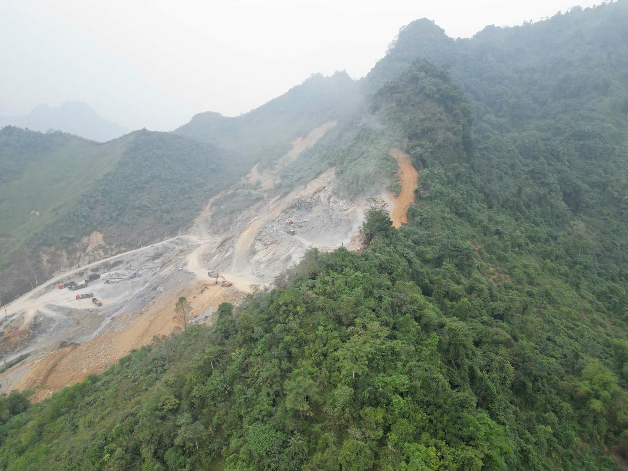 Theo người dân, hoạt động khai thác có dấu hiệu ảnh hưởng đến rừng tự nhiên, nguồn nước sinh hoạt và đời sống của các hộ dân trong khu vực. Ảnh: Ngọc Phúc&nbsp;