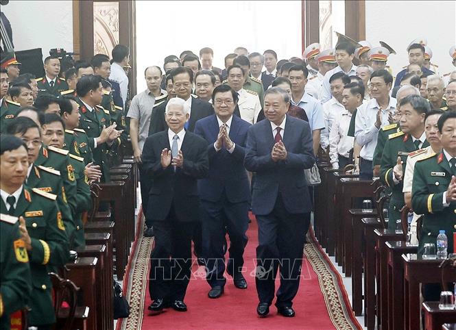 Tổng Bí thư Tô Lâm, các đồng chí lãnh đạo, nguyên lãnh đạo Đảng, Nhà nước dự Lễ kỷ niệm 80 năm Ngày truyền thống Lực lượng vũ trang Quân khu 9 (10/12/1945 - 10/12/2025). Ảnh: Thống Nhất/TTXVN