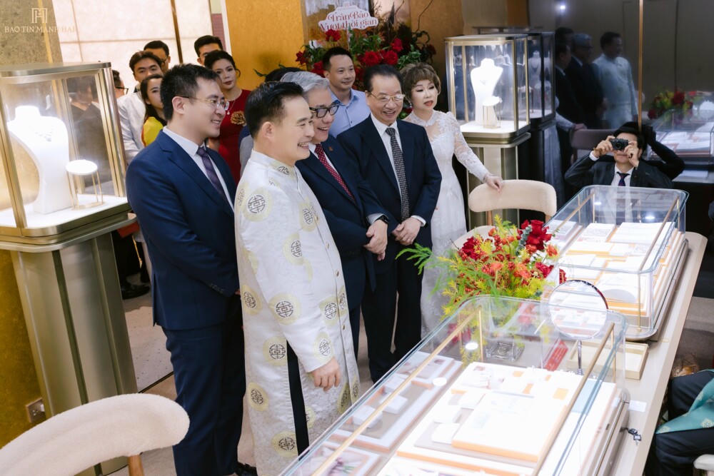 Nghệ nhân Ưu tú, Nhà sáng lập thương hiệu Vũ Mạnh Hải giới thiệu không gian trưng bày cho quan khách.