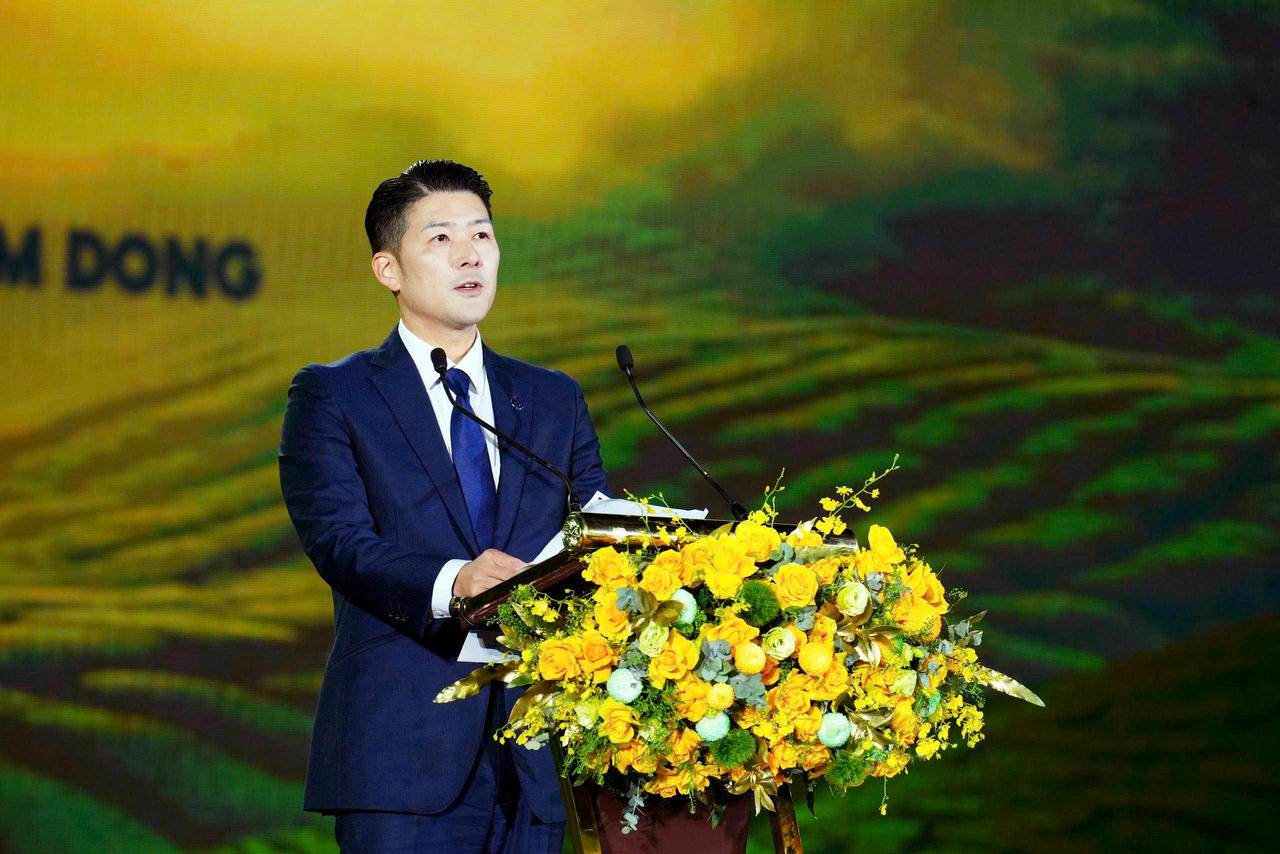 Đại diện Ban tổ chức, ông Mori Kazuki, Tổng Giám đốc Công ty Chè Lâm Đồng phát biểu, tổng kết các dấu ấn nổi bật của Lễ hội