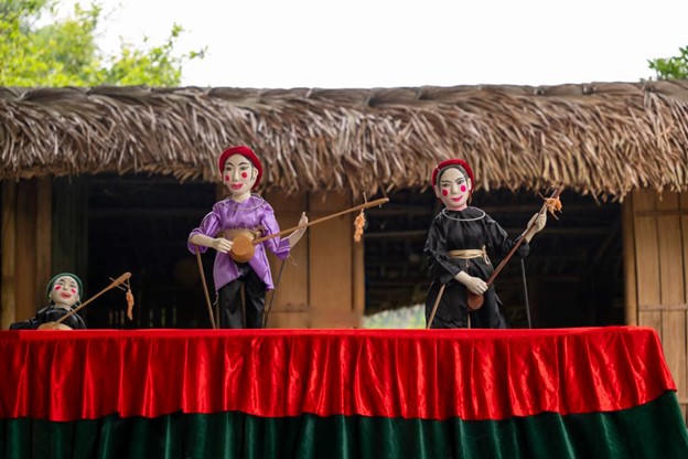 Múa rối cạn với lịch sử hơn 200 năm là loại hình nghệ thuật độc đáo, gắn liền với đời sống sinh hoạt của dân tộc Tày.