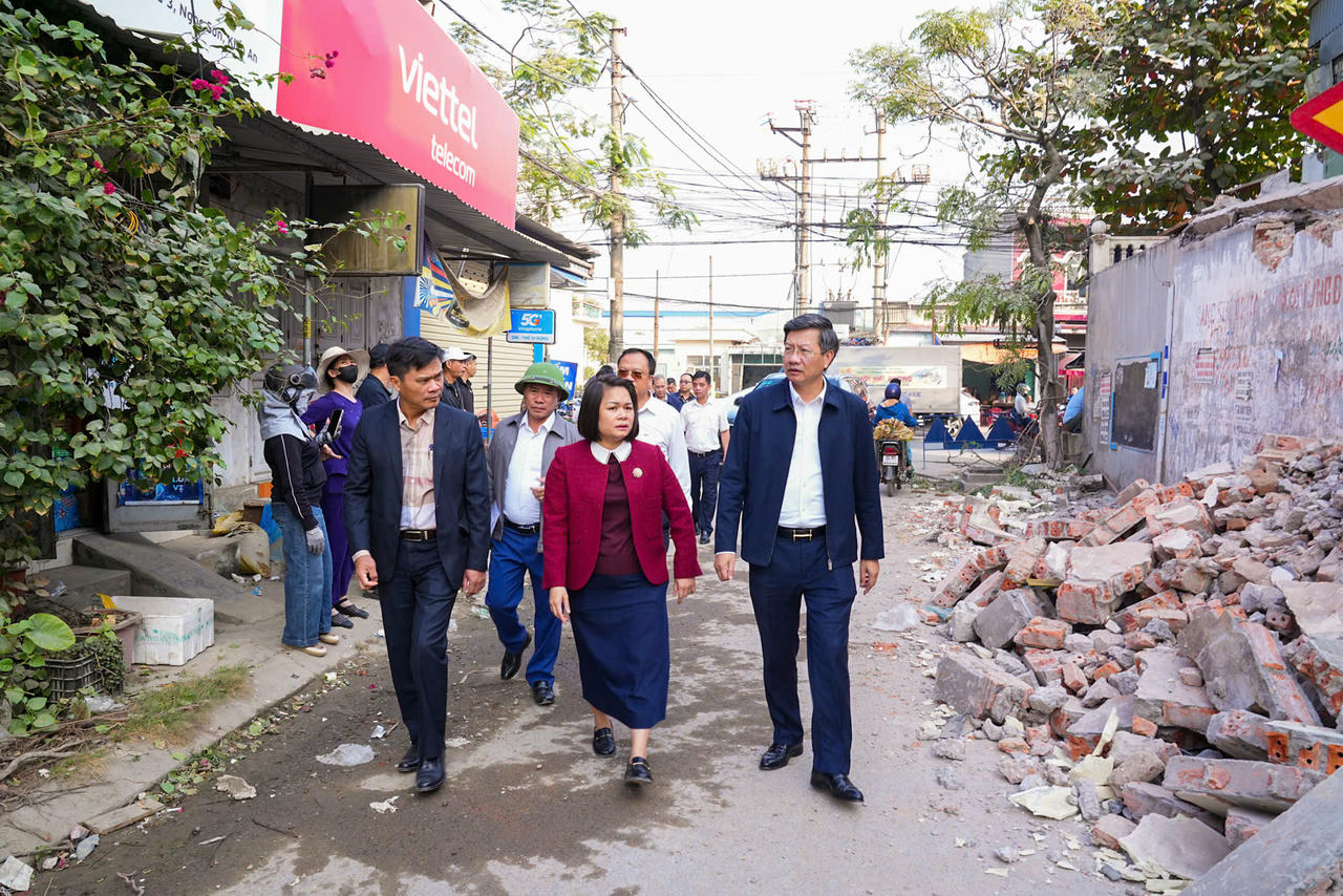 Phó Chủ tịch Thường trực UBND thành phố Hải Phòng Lê Anh Quân kiểm tra Dự án đầu tư cải tạo, nâng cấp ngõ 243 đường Hoàng Quốc Việt, phường Phù Liễn.
