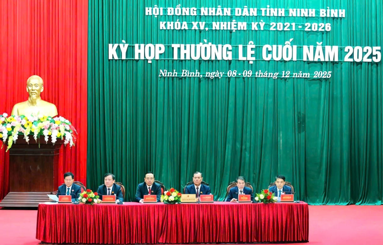 Đoàn chủ tịch điều hành phiên khai mạc.