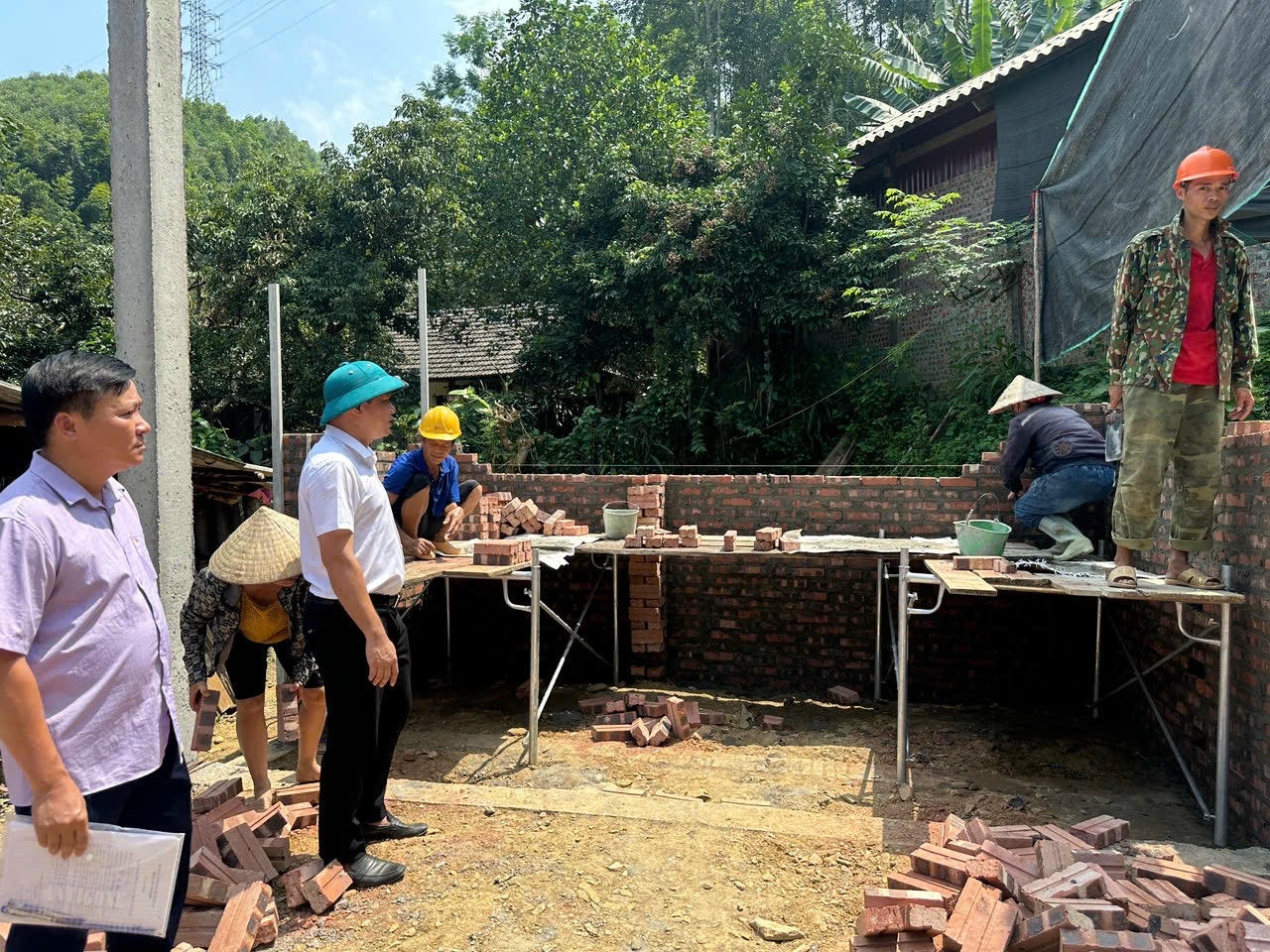 Triển khai công tác xóa nhà tạm, nhà dột nát tại xã Thanh Mai.