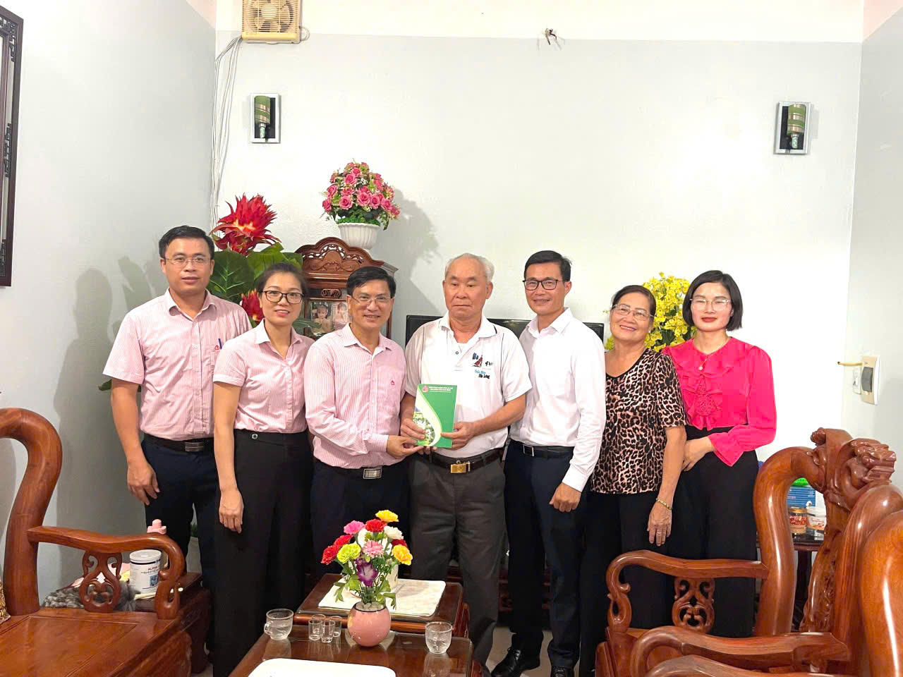 Bí thư Chi bộ Đảng - Giám đốc NHCSXH tỉnh Cao Bằng trực tiếp cùng cán bộ tín dụng thăm hỏi trao quà tình nghĩa tặng đồng bào bị thiên tai lũ lụt tàn phá ruộng vườn nhà ở.