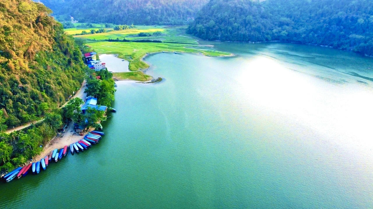 Hồ Ba Bể đẹp như một bức tranh thuỷ mặc. (Ảnh: Thanh Tùng)