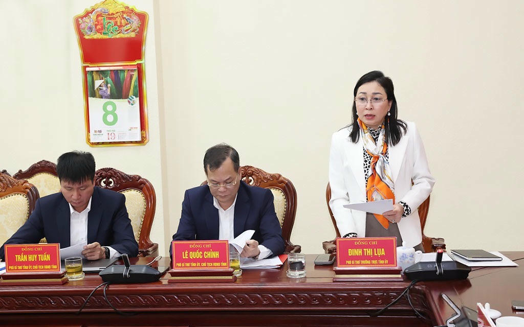 Bà Đinh Thị Lụa - Phó Bí thư Thường trực Tỉnh ủy Ninh Bình trình bày báo cáo kiểm điểm, tự đánh giá, xếp loại chất lượng của tập thể Ban Thường vụ Tỉnh ủy năm 2025 (Ảnh: Trần Thoan)