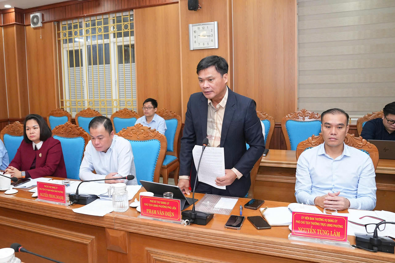 Chủ tịch UBND phường Phù Liễn Phạm Văn Diện báo cáo tại cuộc làm việc.
