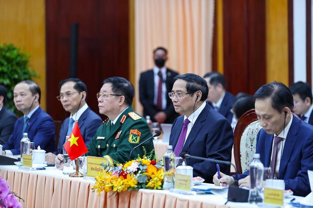 Thủ tướng Chính phủ Phạm Minh Chính chúc mừng Thủ tướng Hun Manet sau hơn hai năm lãnh đạo Chính phủ đã đưa Campuchia giành được nhiều thành tựu quan trọng trong công cuộc xây dựng và phát triển đất nước - Ảnh: VGP/Nhật Bắc