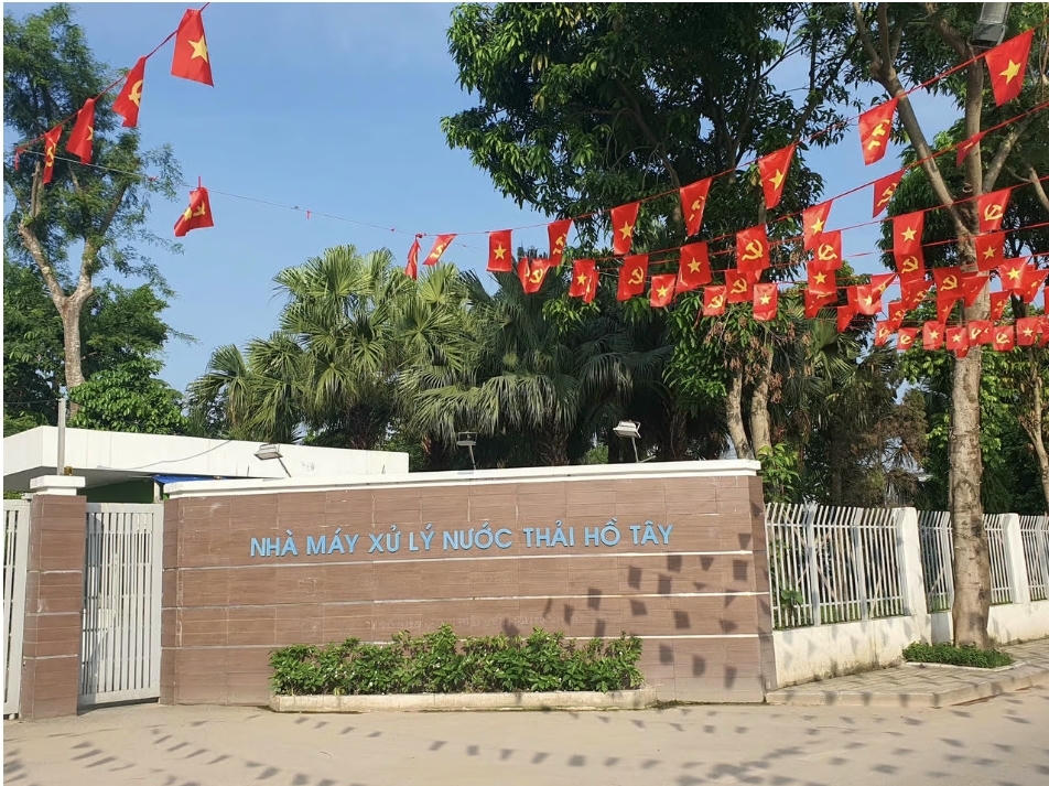 Nhà máy xử lý nước thải Hồ Tây. Nơi cung cấp nguồn nước sau xử lý đạt chuẩn cho 2 Hồ sen lắng 1,2 với công suất theo thiết kế từ (15.000- 22.800 m3/ngày, đêm).