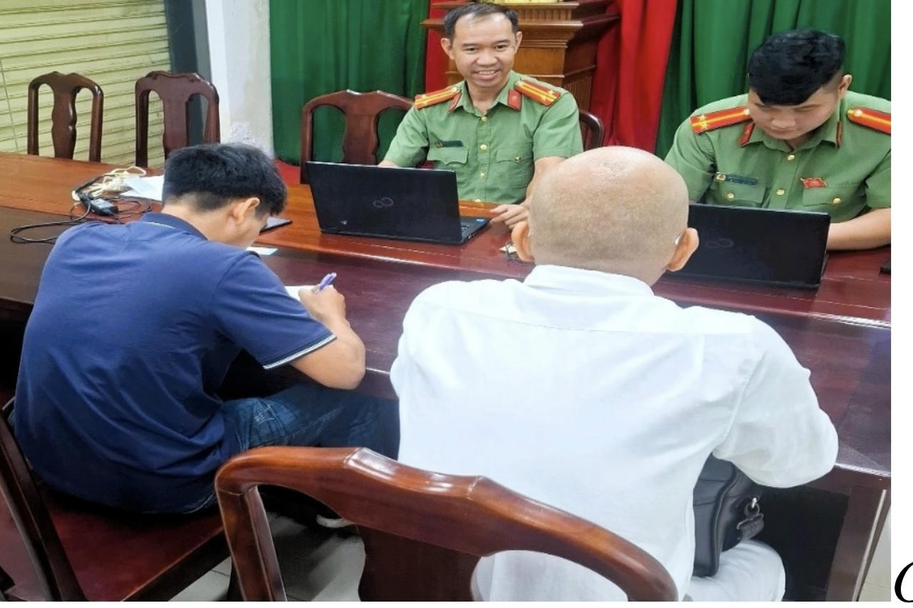 Ông D.M.T (áo tối màu, bên trái) cùng người nhà làm việc tại cơ quan Công an.