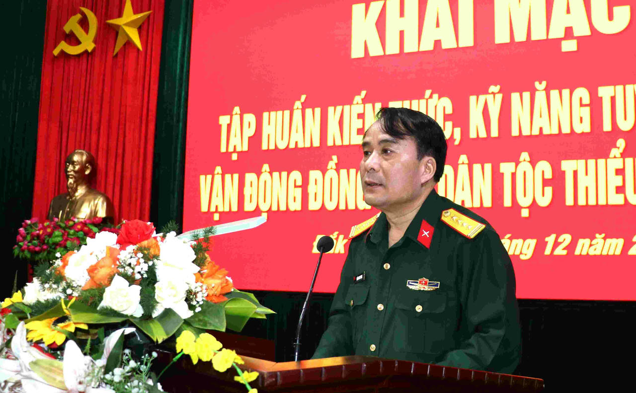 Đại tá Trần Minh Trọng phát biểu tại lớp tập huấn.