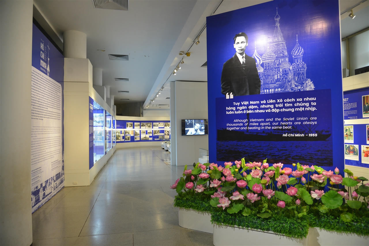 Trưng bày chuyên đề “Dấu chân Hồ Chí Minh trên quê hương Cách mạng Tháng Mười” của Bảo tàng Hồ Chí Minh.