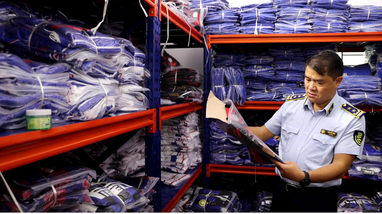 Hàng hóa vi phạm được niêm phong, tạm giữ và chuyển về kho tang vật để xử lý theo quy định. (Ảnh: Cục Quản lý và Phát triển thị trường trong nước)