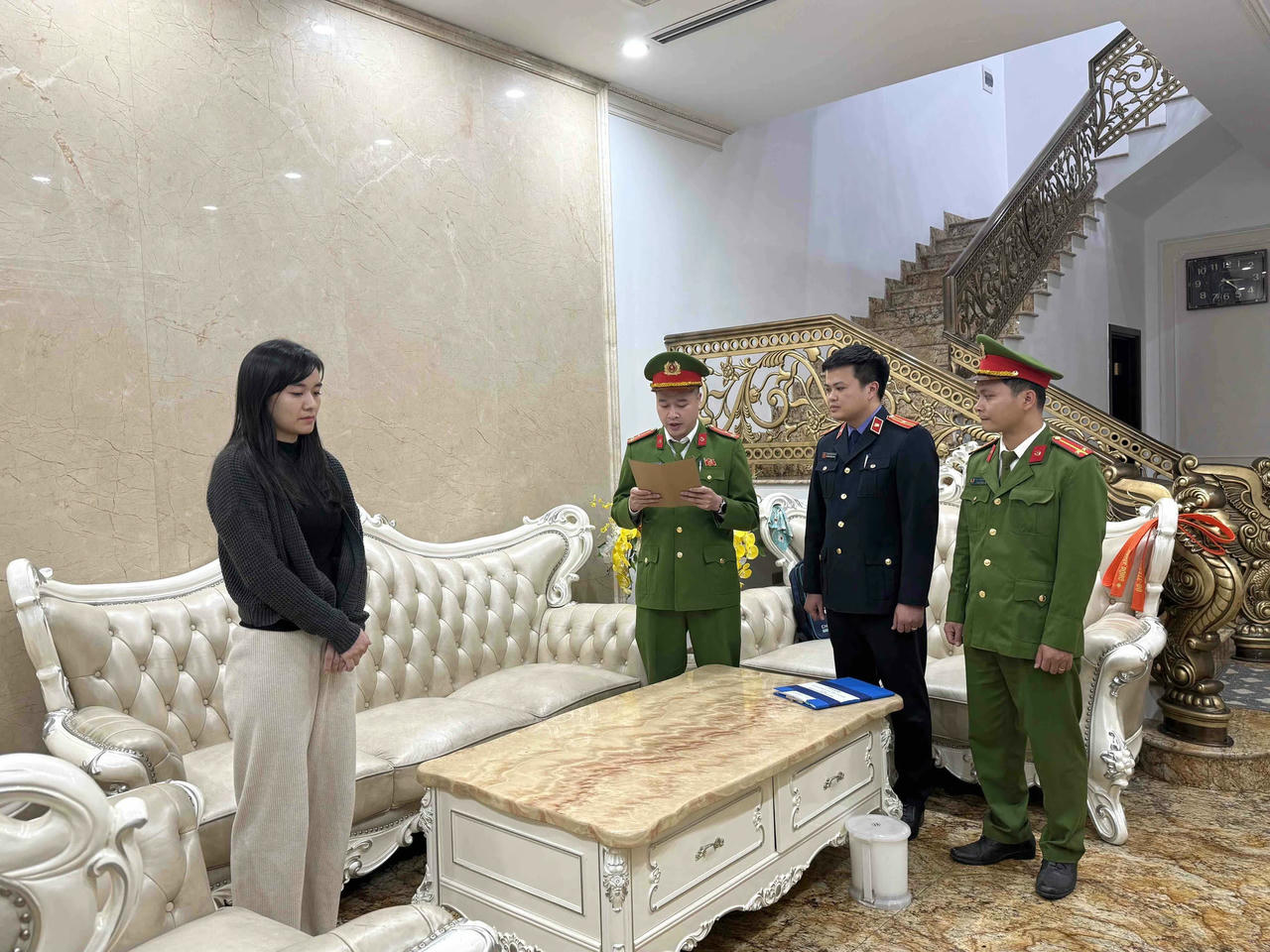 Cơ quan Công an tống đạt Quyết định khởi tố, bắt tạm giam đối với Nguyễn Thu Nga.