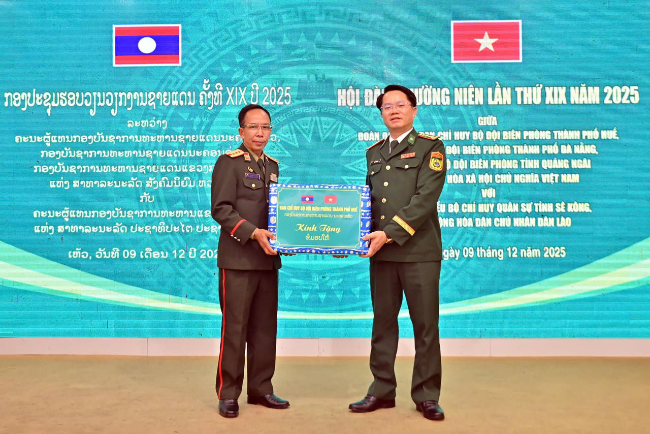 Đại tá Đặng Ngọc Hiệu, Bí thư Đảng ủy, Chính ủy BĐBP TP Huế (bên phải) tặng quà cho Bộ CHQS tỉnh Sê Kông&nbsp;