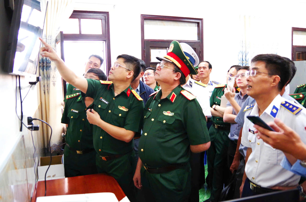 Đoàn công tác kiểm tra hệ thống xuất – nhập cảng tàu cá tại Cảng cá Sông Đốc (xã Sông Đốc).