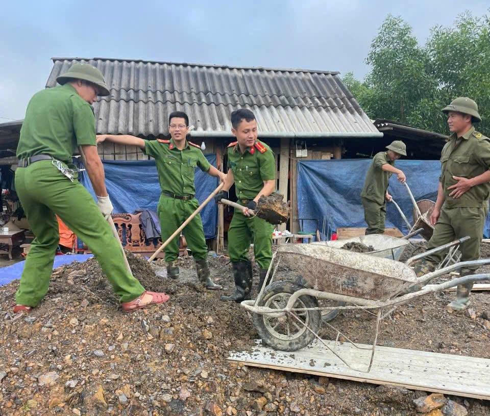 Công an xã Chợ Mới giúp đỡ một hộ dân xóa nhà tạm tại thôn Bản Nhuần.