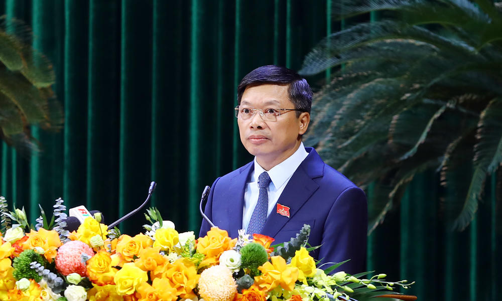 Ông Đào Quang Khải, Phó Chủ tịch UBND tỉnh trình bày báo cáo tình hình kinh tế xã hội tại kỳ họp.