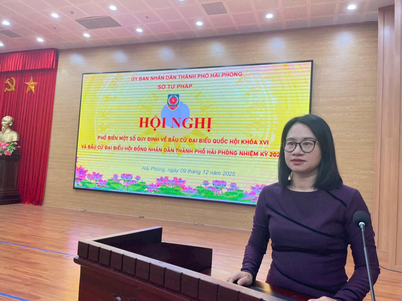 Bà Lưu Thị Thu Huyền - Trưởng phòng Phổ biến giáo dục pháp luật (Sở Tư pháp Hải Phòng) truyền đạt các nội dung về bầu cử Quốc hội và HĐND.