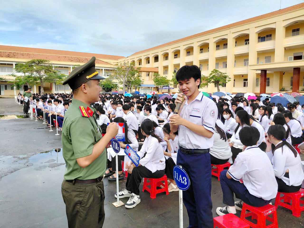 Lực lượng Công an Cà Mau tuyên truyền pháp luật trong học sinh, sinh viên.