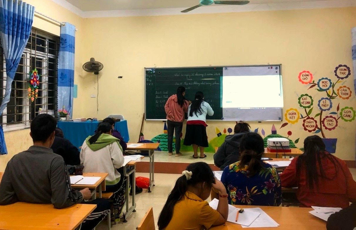 Lớp học xóa mù chữ cho bà con dân tộc Mông ở xã Dân Tiến.