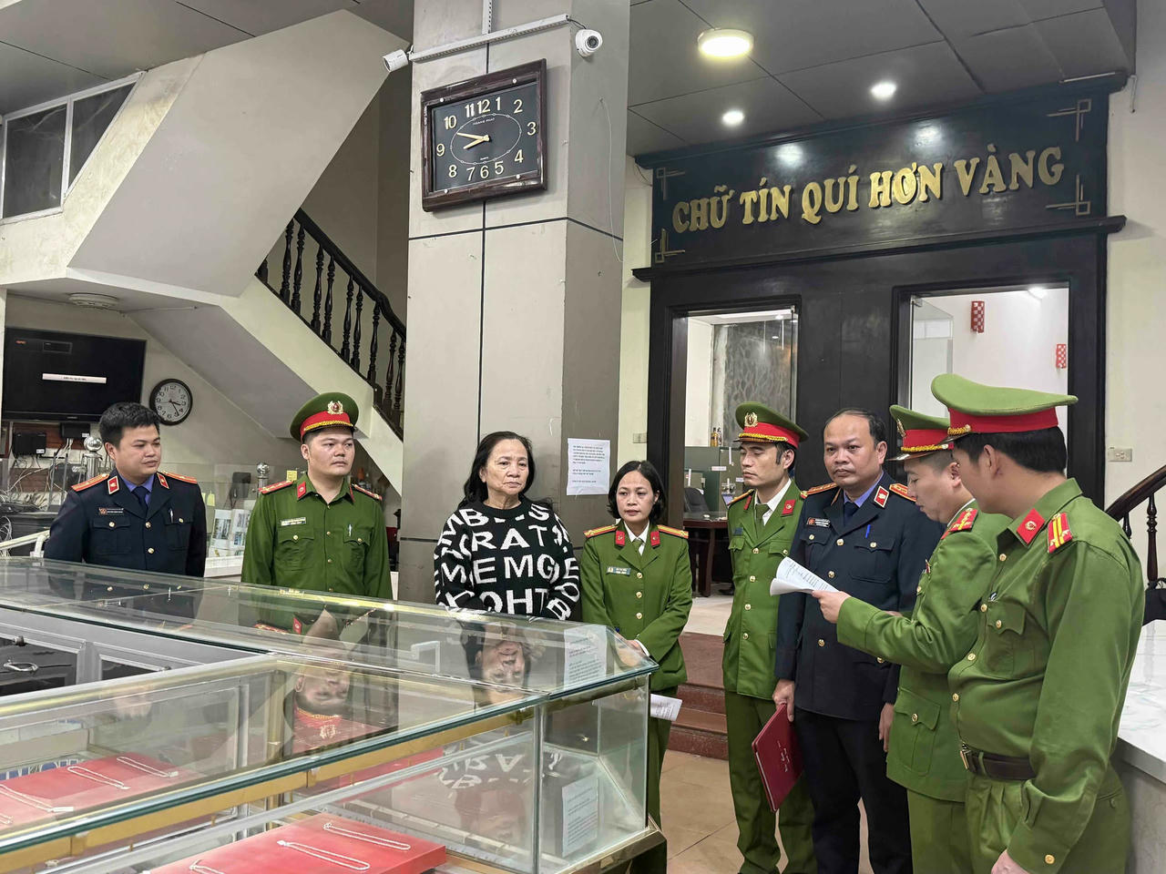 Cơ quan Công an tống đạt Quyết định khởi tố, bắt tạm giam đối với bà Lê Thị Thu Hương.