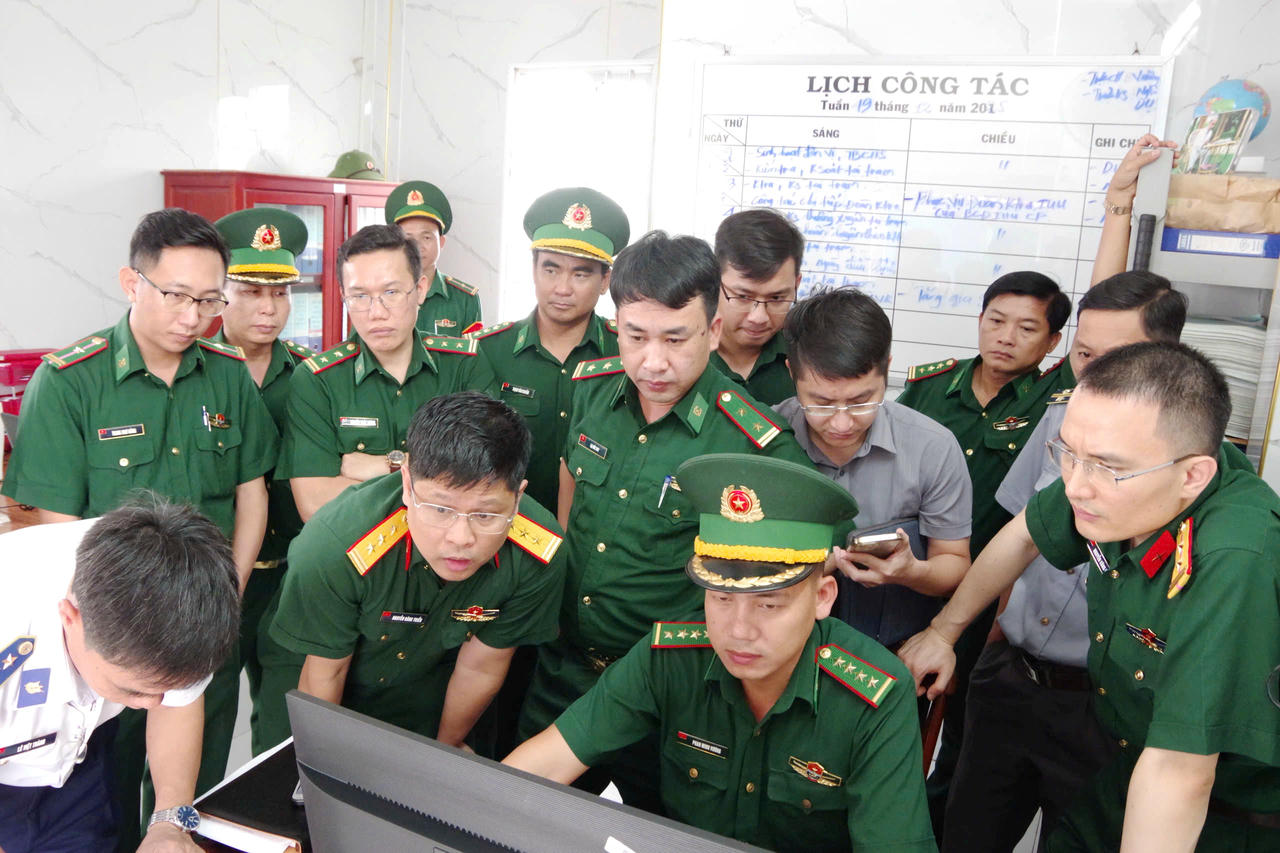 Kiểm tra hệ thống giám sát hành trình tàu cá tại Trạm Kiểm soát Biên phòng Gành Hào (xã Gành Hào).