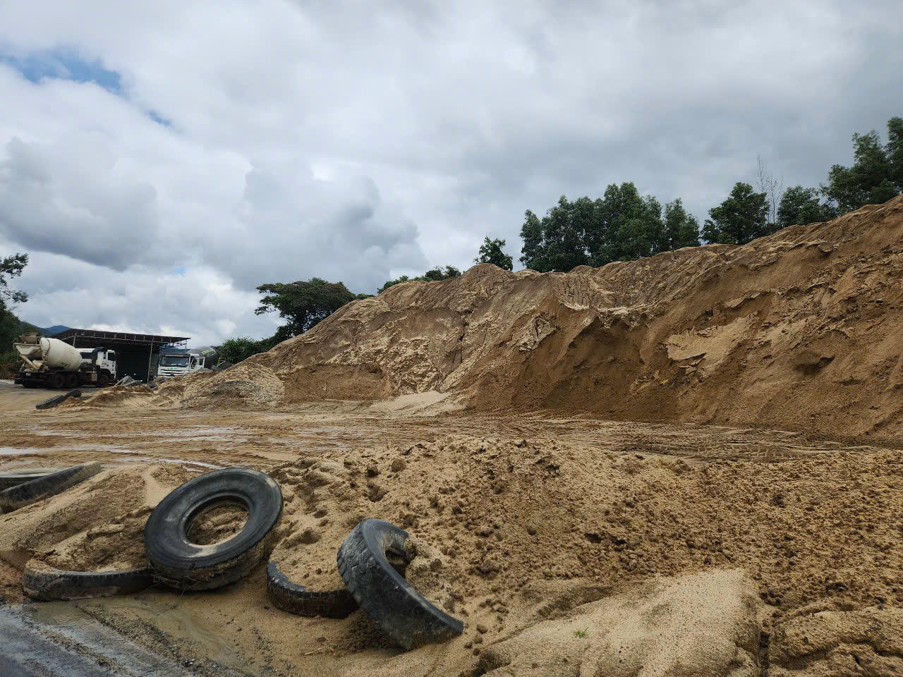 Khối lượng cát quy mô lớn do các bị can khai thác trái phép.