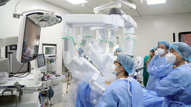 Theo WHO, BKLN gây tổn thất 2-5% GDP của mỗi nước. Chúng tác động đến mọi ngành và lĩnh vực, ảnh hưởng sâu sắc đến quần thể người nghèo và dễ bị tổn thương, là một trong những đe dọa chủ yếu trên toàn cầu đối với phát triển kinh tế. Dự báo trong 20 năm tới, toàn thế giới sẽ mất đi 47.000 tỷ USD do các BKLN gây ra. Ước tính tại Việt Nam, mỗi năm thiệt hại khoảng 1 tỷ USD do hút thuốc lá (một trong các yếu tố nguy cơ BKLN). (Ảnh: Thái Sơn)..