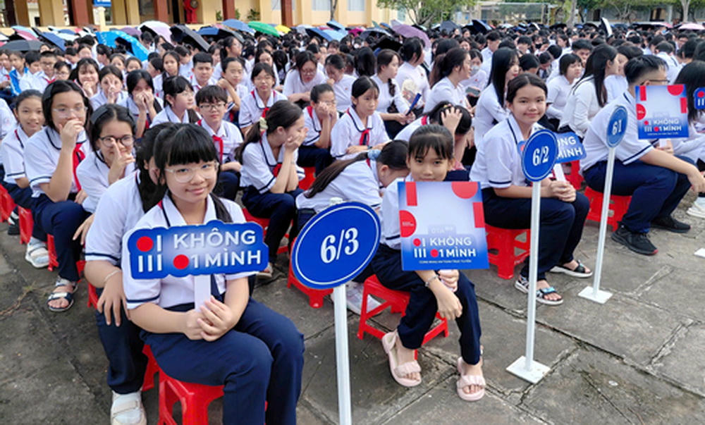 Học sinh tích cực hưởng ứng chiến dịch “Không một mình”.