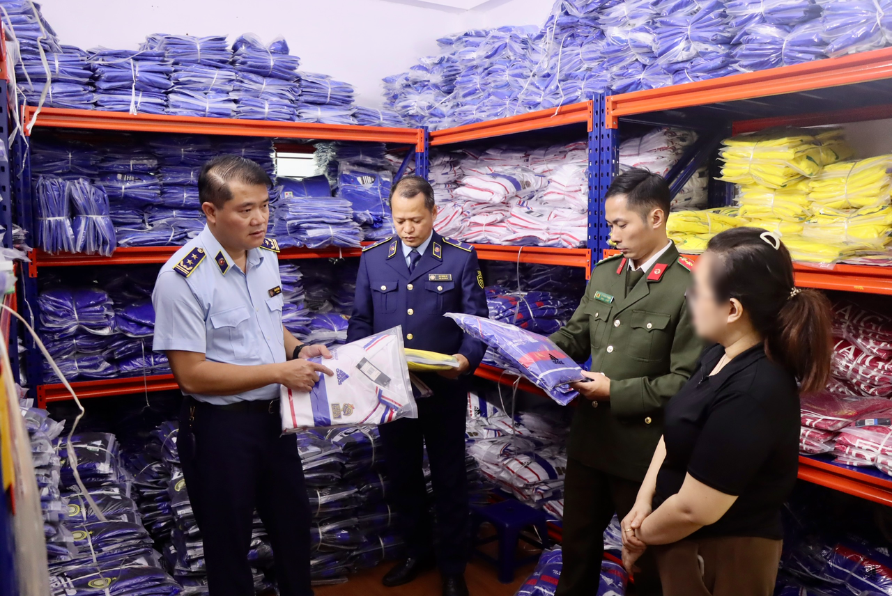 Lực lượng chức năng kiểm tra tại cơ sở kinh doanh quần áo thể thao trên phố Hoàng Công Chất, phường Phú Diễn, TP Hà Nội. (Ảnh: Cục Quản lý và Phát triển thị trường trong nước)