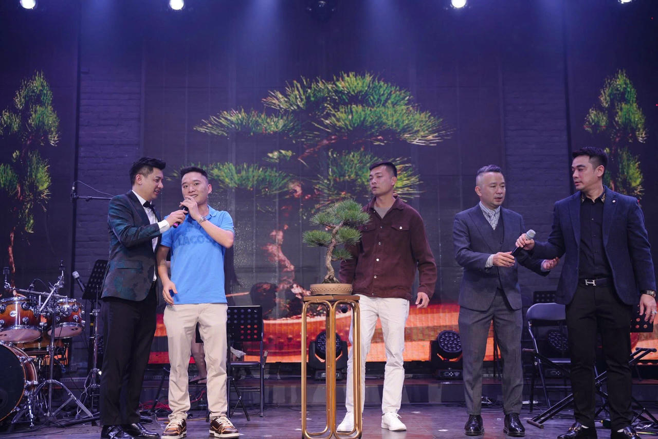 Một sản phẩm được bán đấu giá trong đêm nhạc.