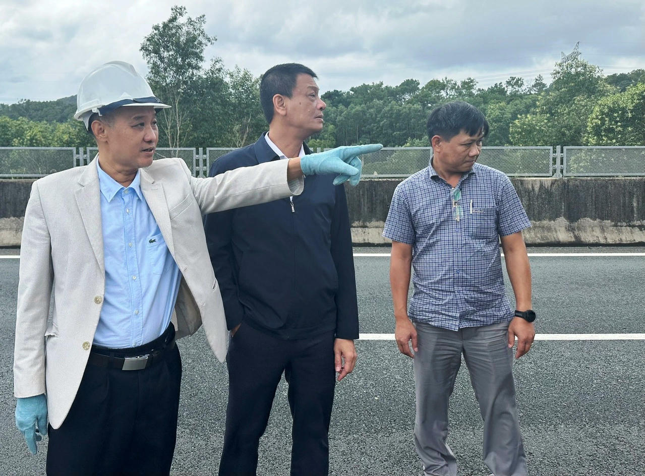 Ông Lê Quang Nam - Phó chủ tịch UBND TP Đà Nẵng (đang chỉ tay) kiểm tra hiện trường vụ tai nạn giao thông đặc biệt nghiêm trọng khiến 4 người tử vong.