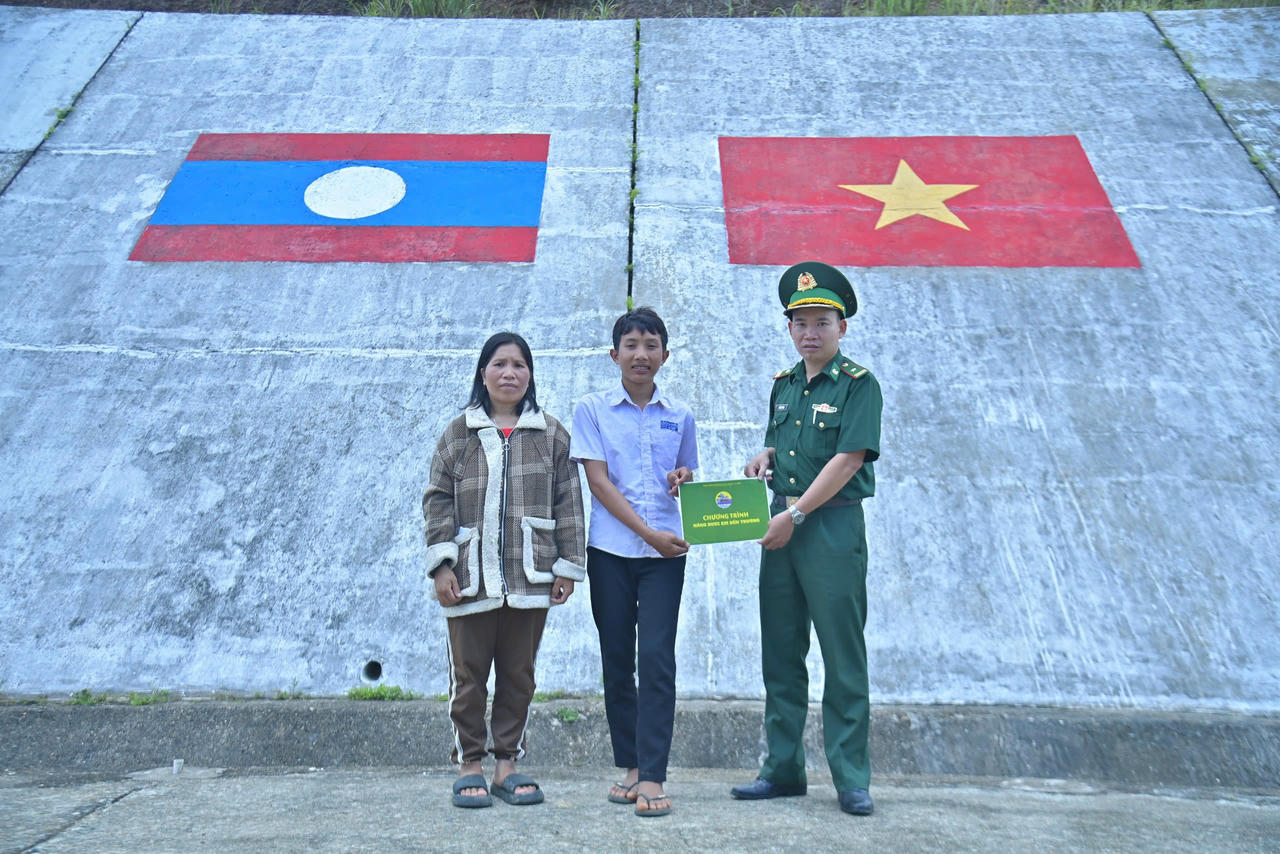 Chương trình "Nâng bước em tới trường" đã hỗ trợ cho 15 em học sinh có hoàn cảnh khó khăn&nbsp;