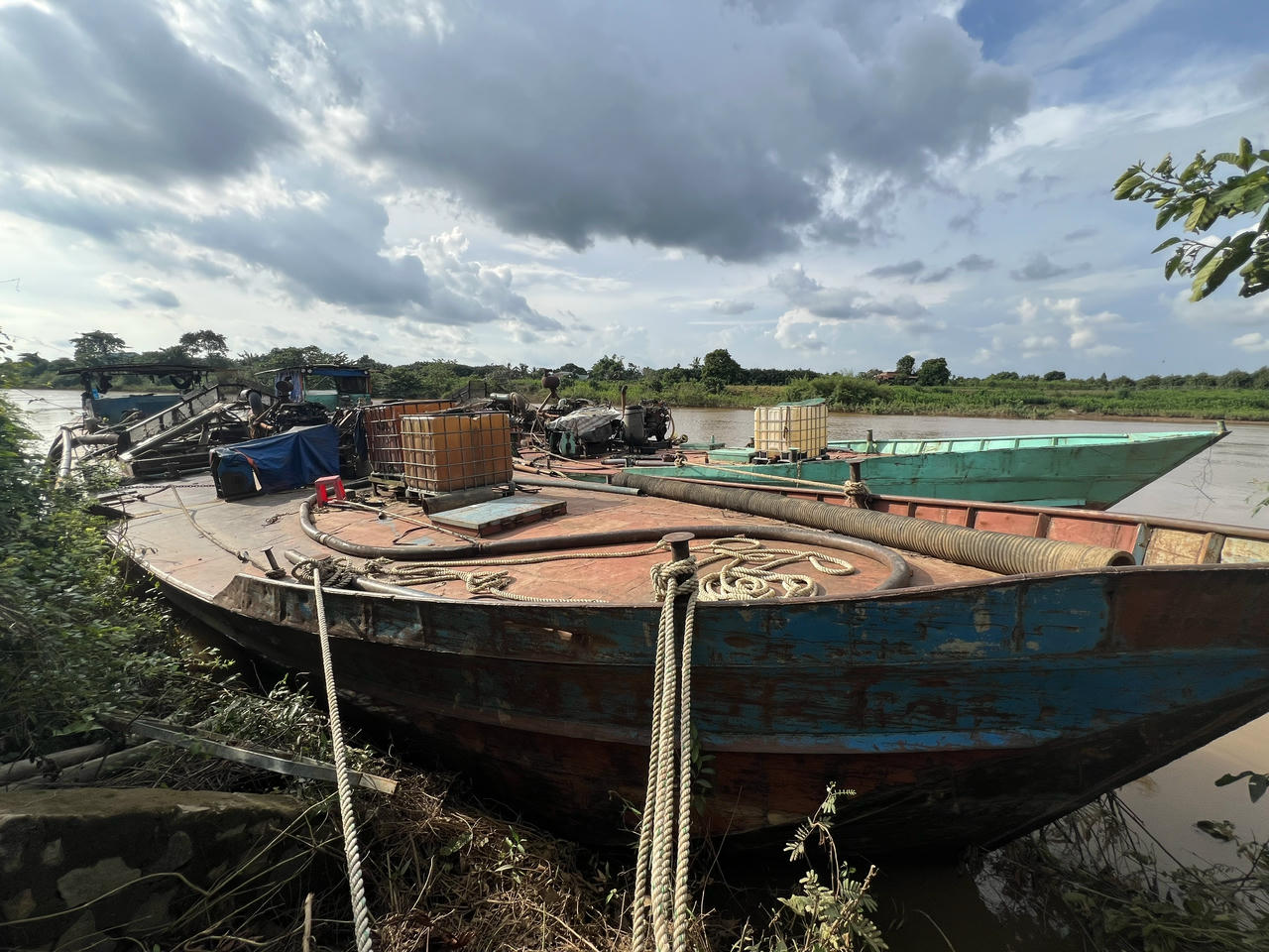 Tàu hút cát và phương tiện liên quan các bị can sử dụng để khai thác cát trái phép.