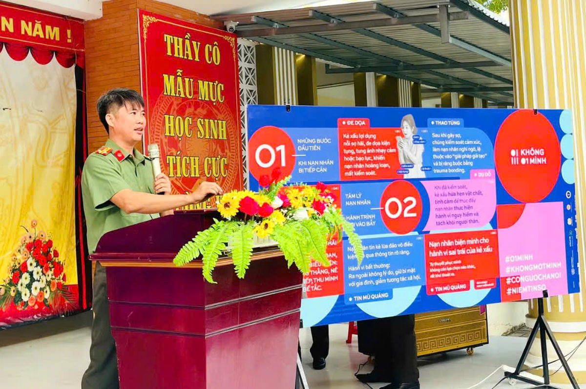 Thượng tá Nguyễn Văn Đương - Phó Trưởng Phòng An ninh mạng và phòng, chống tội phạm sử dụng công nghệ cao (Công an Cà Mau), nhấn mạnh việc trang bị kỹ năng an toàn số cho học sinh là yêu cầu cấp thiết.