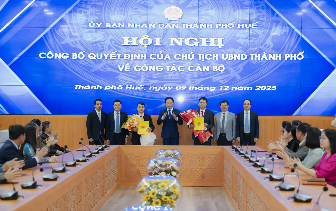 Chủ tịch cùng 4 Phó Chủ tịch UBND TP Huế chúc mừng 2 đồng chí vừa được bổ nhiệm