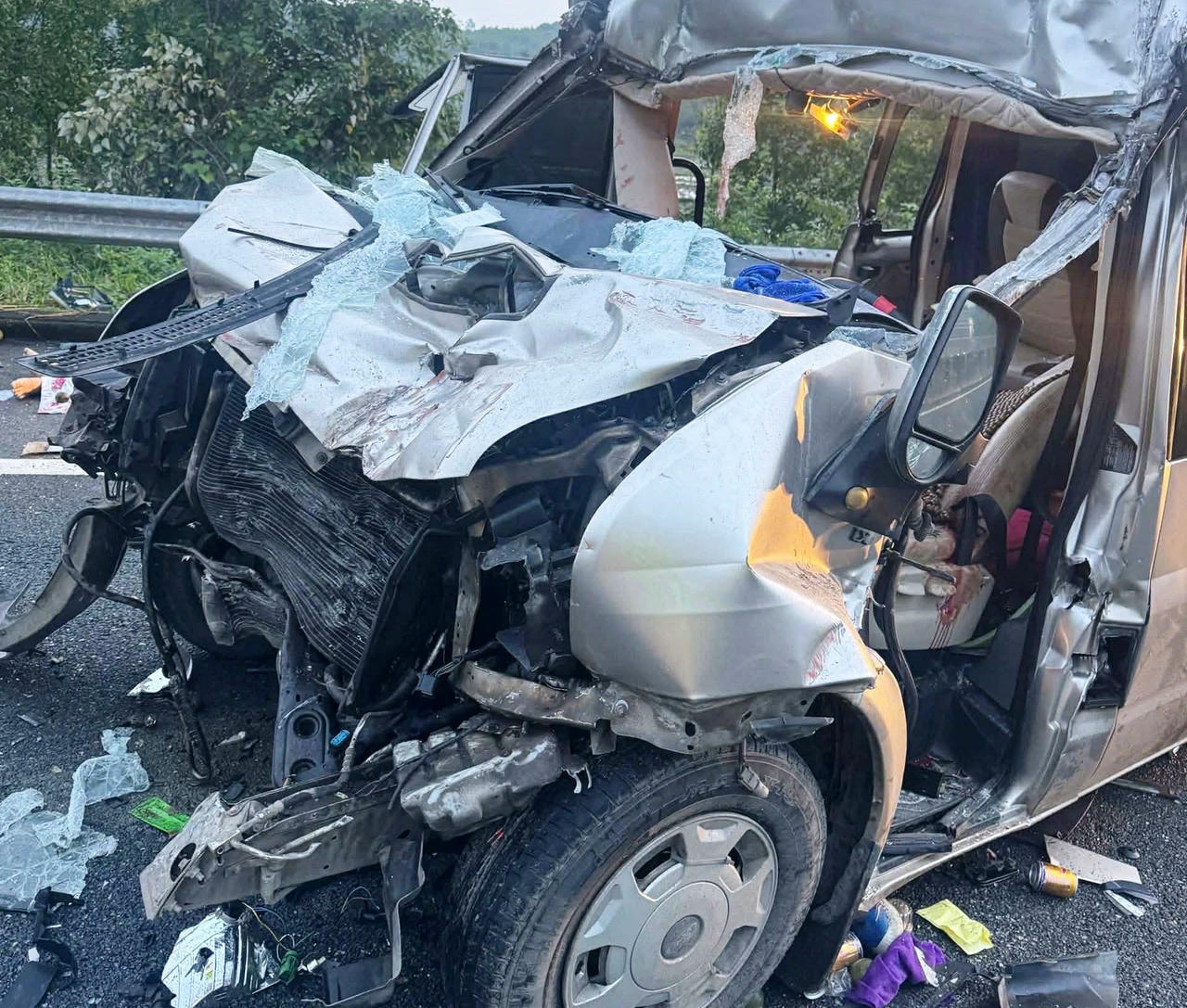 Đầu xe khách biến dạng sau cú va chạm mạnh với xe đầu kéo.&nbsp;